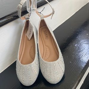 Girls Size 1 - dressy silver shoe with pretty jewel design!! NWT